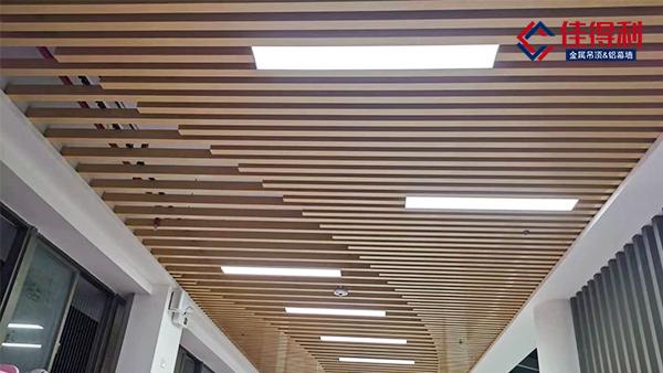商場創(chuàng)意木紋鋁方通吊頂